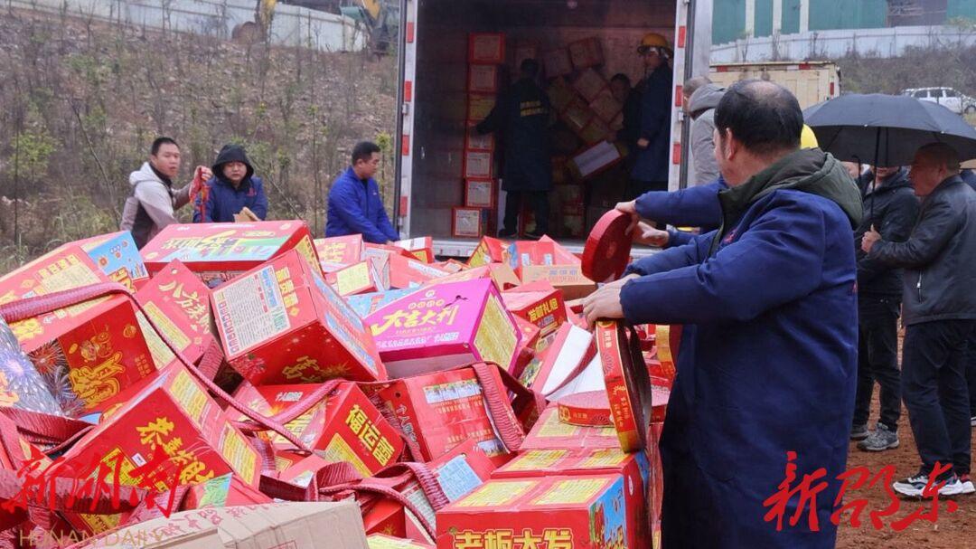 邵东市集中销毁1.3万件非法经营储存烟花爆竹 价值百万元_邵阳头条网